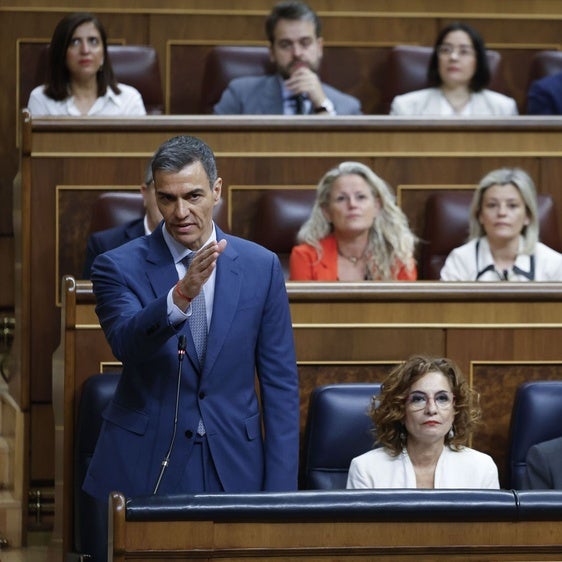 El presidente del Gobierno, Pedro Sánchez, señala al líder de la oposición, Alberto Núñez Feijóo, en la sesión de control del Congreso