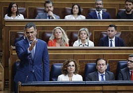 Sánchez resbala en el barro y se refiere como «anécdota» al caso Cerdán entre gritos de dimisión