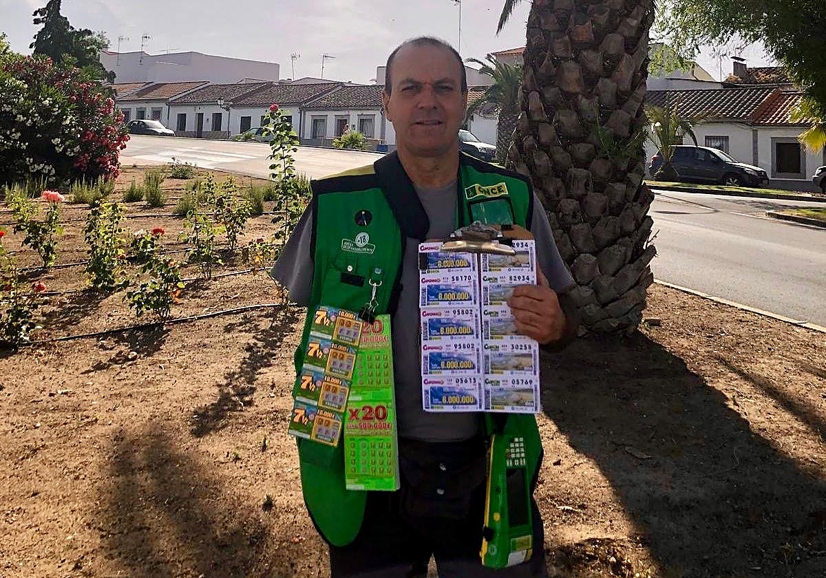 José Ángel Expósito con sus cupones en un jardín de Pozoblanco