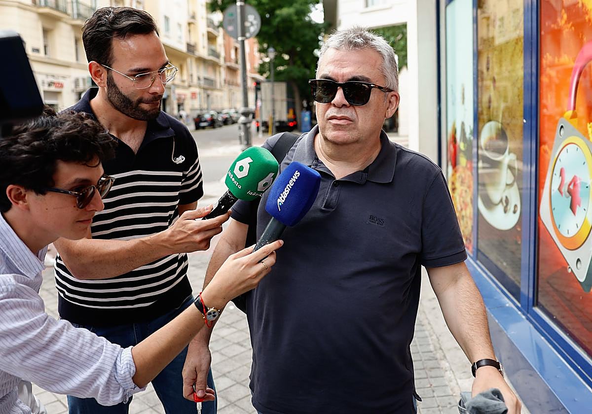 Santos Cerdán en las inmediaciones de su domicilio