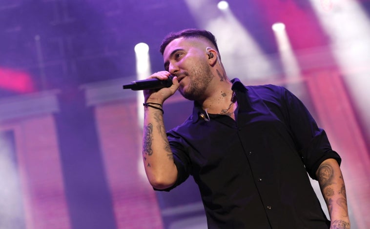 Imagen principal - Beret fue el plato fuerte de un concierto en el que también actuaron Bombai, Lérica, Mar Lucas, Mayo, La Beba, Malva, Lucía de la Puerta, Paul Thin, Daniela Blasco, Sonia Gómez, Enol y JK Bello.