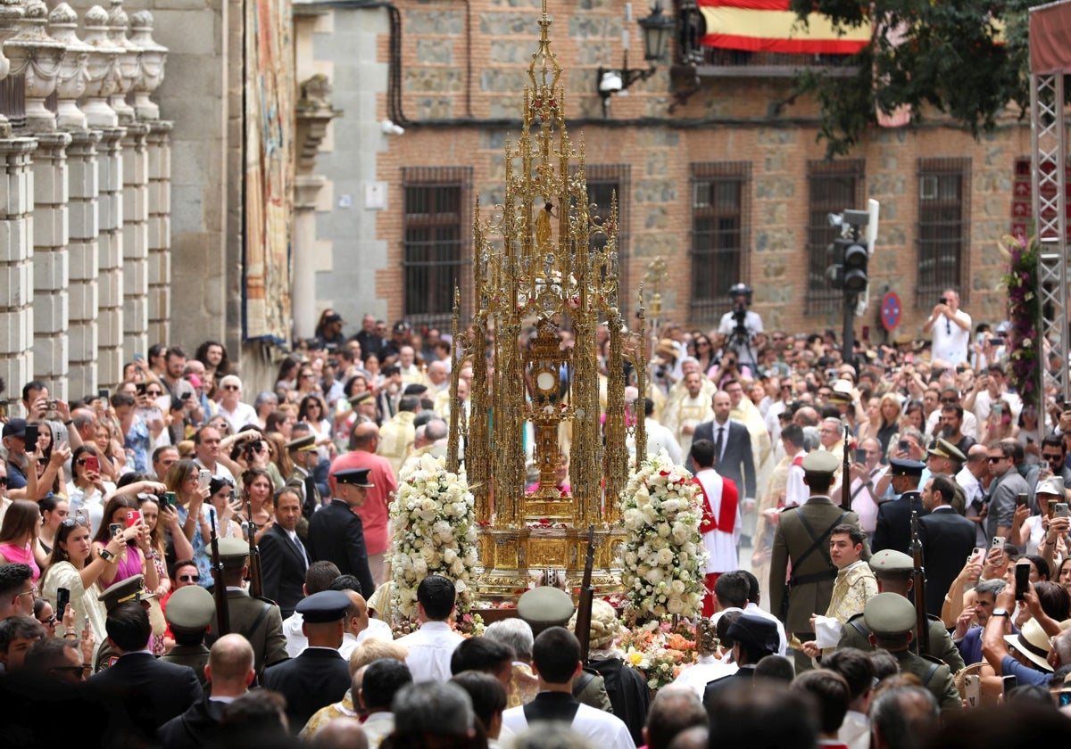 La custodia hace su entrada en la plaza del Ayuntamiento abarrotada de público