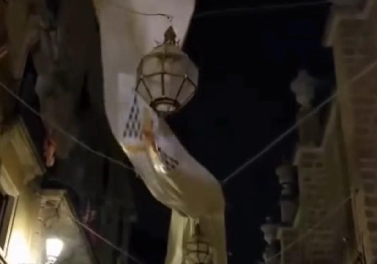 Las fuertes rachas de viento que soplaron en Toledo el pasado lunes provocaron daños en los toldos del Corpus