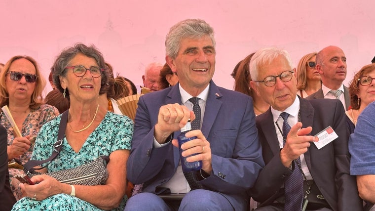El alcalde de Agen, Jean Dionis du Séjour, ni se perdió detalle de la procesión del Corpus