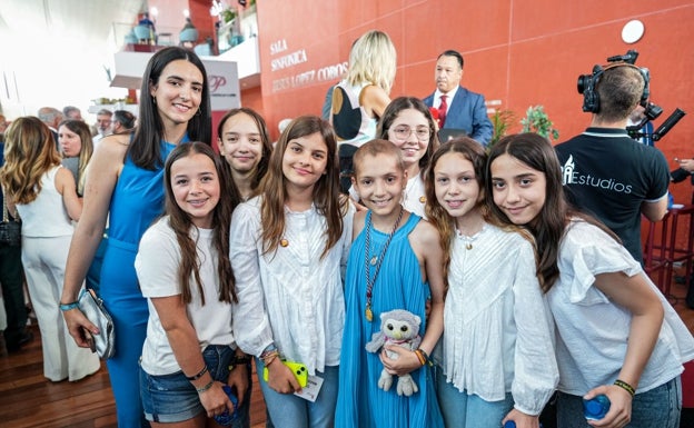 La joven María, junto a sus compañeras de clase y su hermana