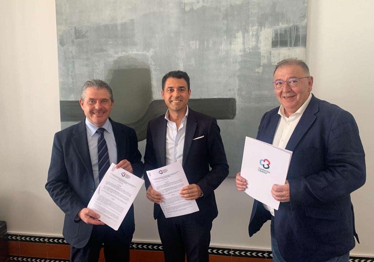 Manuel Murillo, Leopoldo Izquierdo y Manuel Luque, en la firma del acuerdo