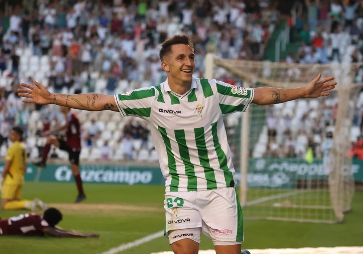 El extremo blanquiverde Cristian Carracedo celebra un gol con el Córdoba