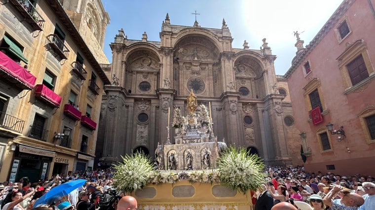 La custodia, en la Plaza de las Pasiegas al inicio de la procesión
