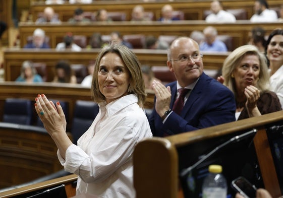 La bancada del PP aplaude en un momento del pleno este jueves