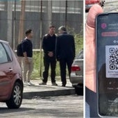 El agente (de espaldas) les habría pedido el dinero en una billetera digital oculta (derecha)