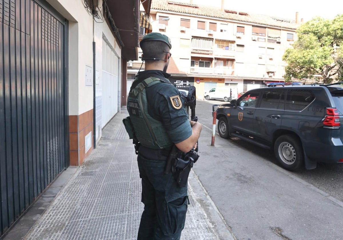 Un agente de la Guardia Civil durante las labores de custodia en un registro en avenida de Libia