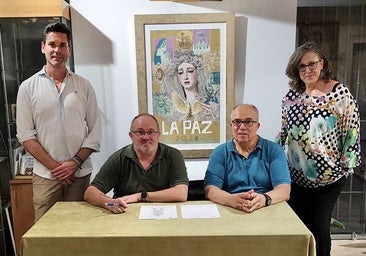 Julio Mifsut y Francisco Pérez Artés, sentados, en la firma del contrato, flanqueados por Cristóbal Rosero y María José Sánchez