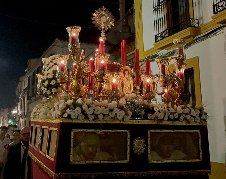 Paso con Jesús Sacramentado de la parroquia de Santiago, el jueves de Corpus