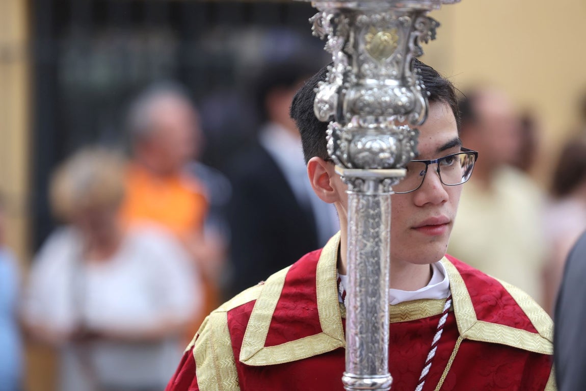 La procesión del Santísimo desde San Nicolás por las calles de Córdoba, en imágenes