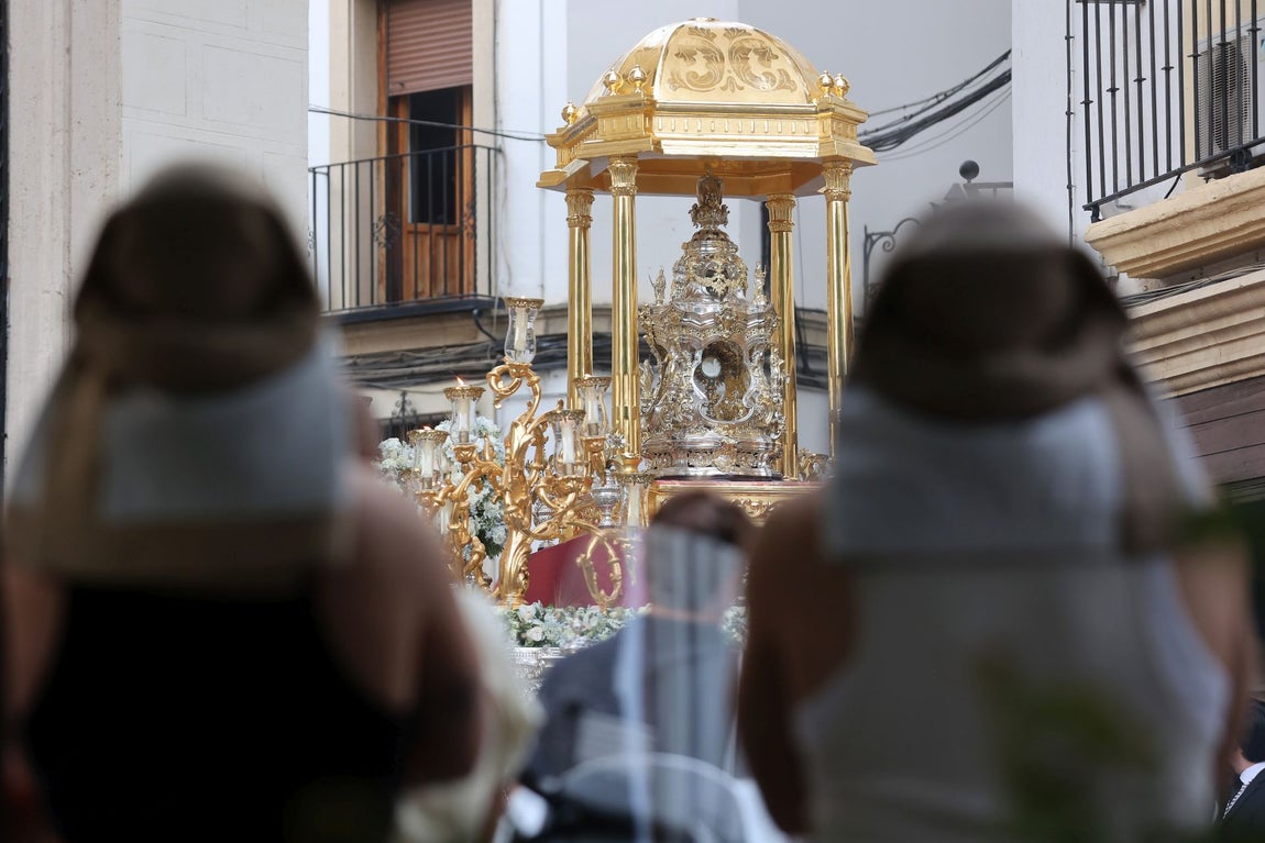 La procesión del Santísimo desde San Nicolás por las calles de Córdoba, en imágenes
