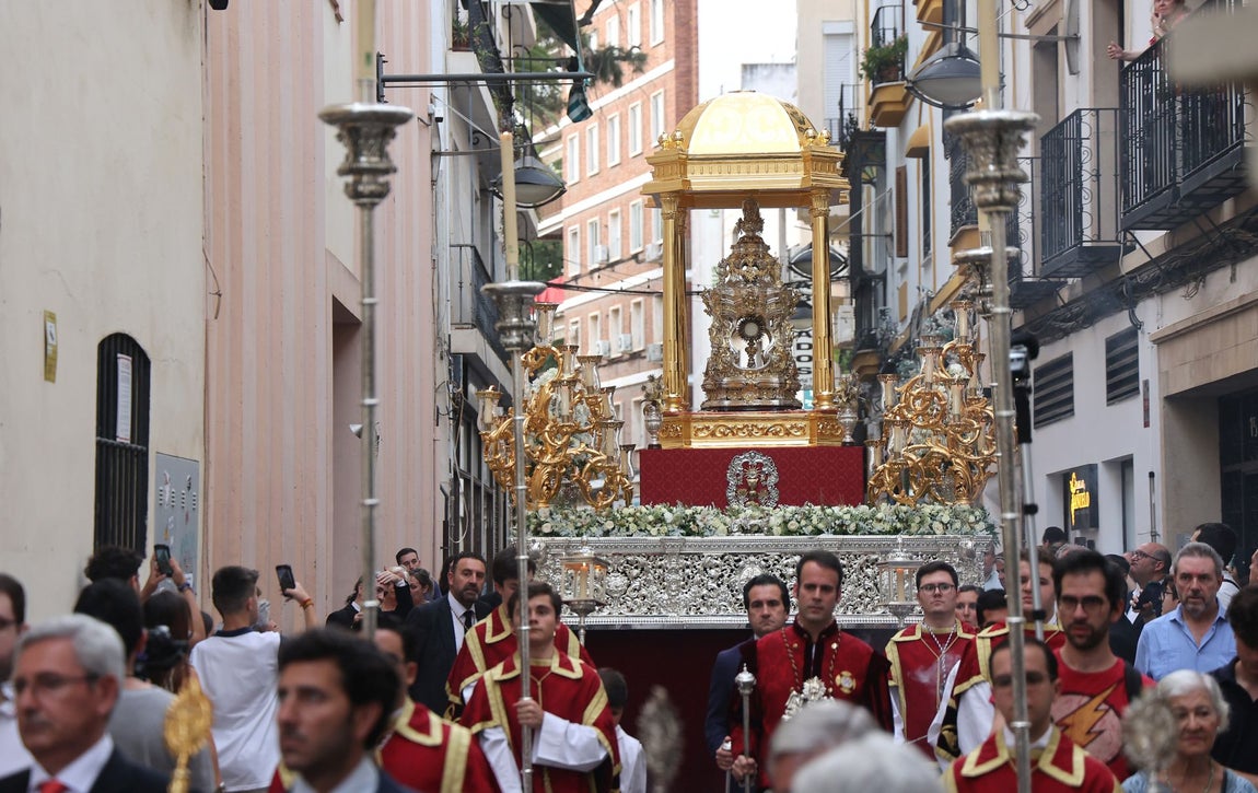 La procesión del Santísimo desde San Nicolás por las calles de Córdoba, en imágenes