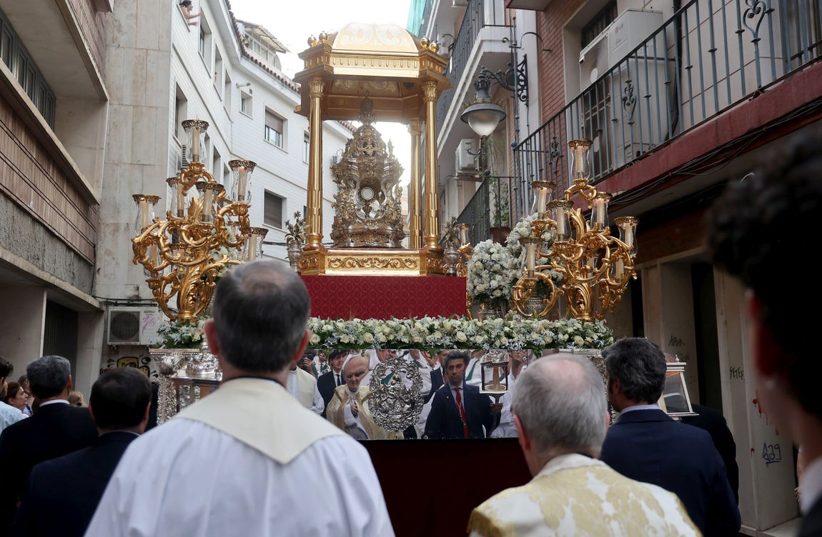 La procesión del Santísimo desde San Nicolás por las calles de Córdoba, en imágenes