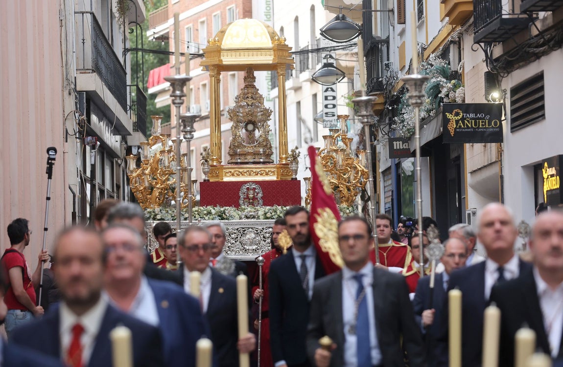 La procesión del Santísimo desde San Nicolás por las calles de Córdoba, en imágenes