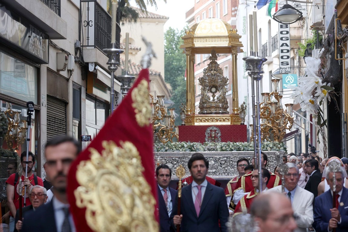 La procesión del Santísimo desde San Nicolás por las calles de Córdoba, en imágenes