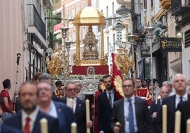 La procesión del Santísimo desde San Nicolás por las calles de Córdoba, en imágenes