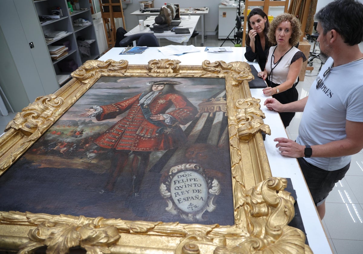 El IVCR+i entrega el cuadro restaurado de Felipe V 'boca abajo' para su exposición en el Museo de Bellas Artes de Xàtiva