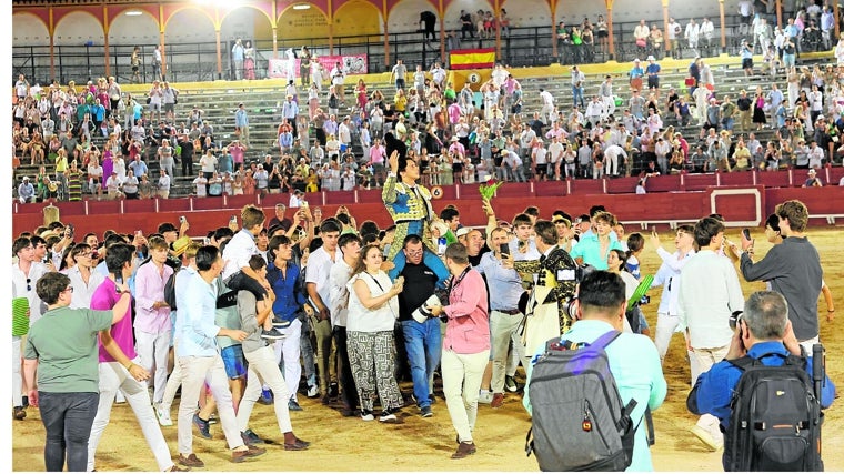 Roca Rey, llevado en hombros por la juventud