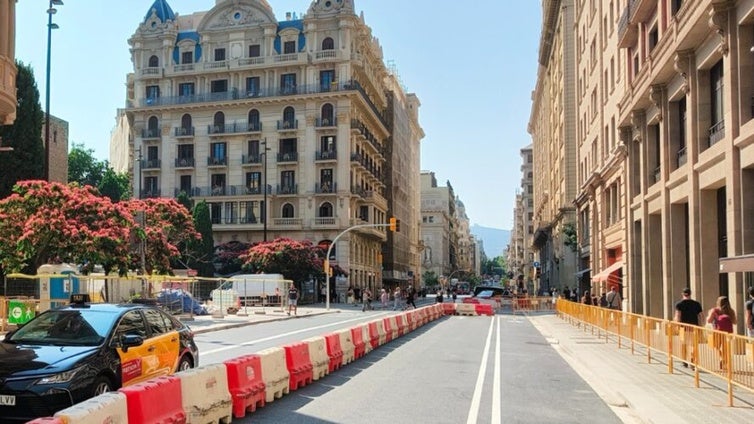 Barcelona acaba las obras en Via Laietana, que será mucho más amable con el peatón