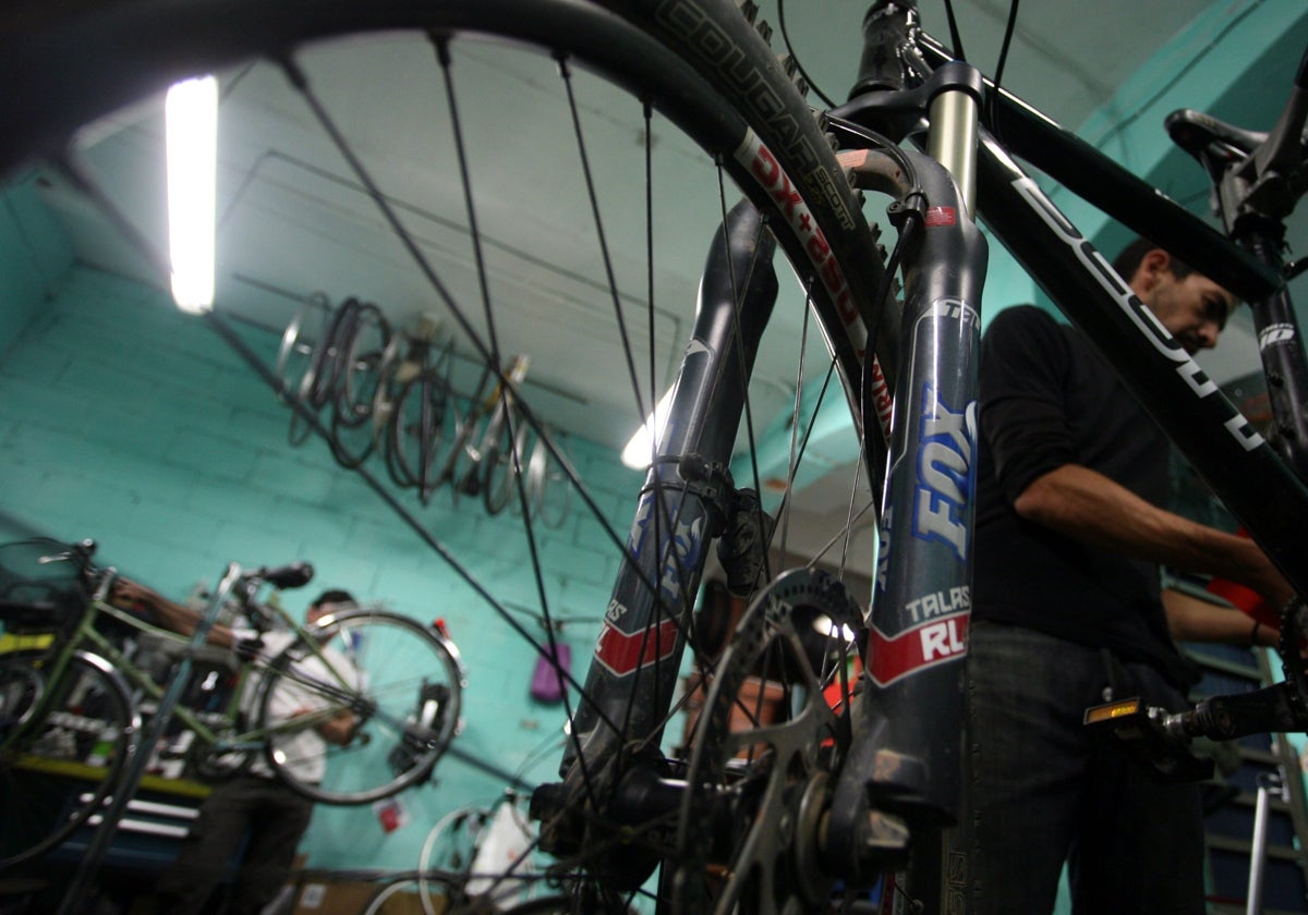 Una bicicleta en un taller de reparación