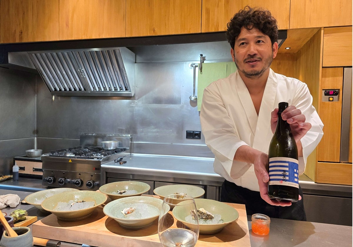 El chef Daisuke Fukamura en su barra Omakase muestra uno de los sakes premium con los que marida su personal e íntimo menú
