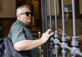 Las acusaciones piden al juez el registro de los despachos de Santos Cerdán en Ferraz y el Congreso