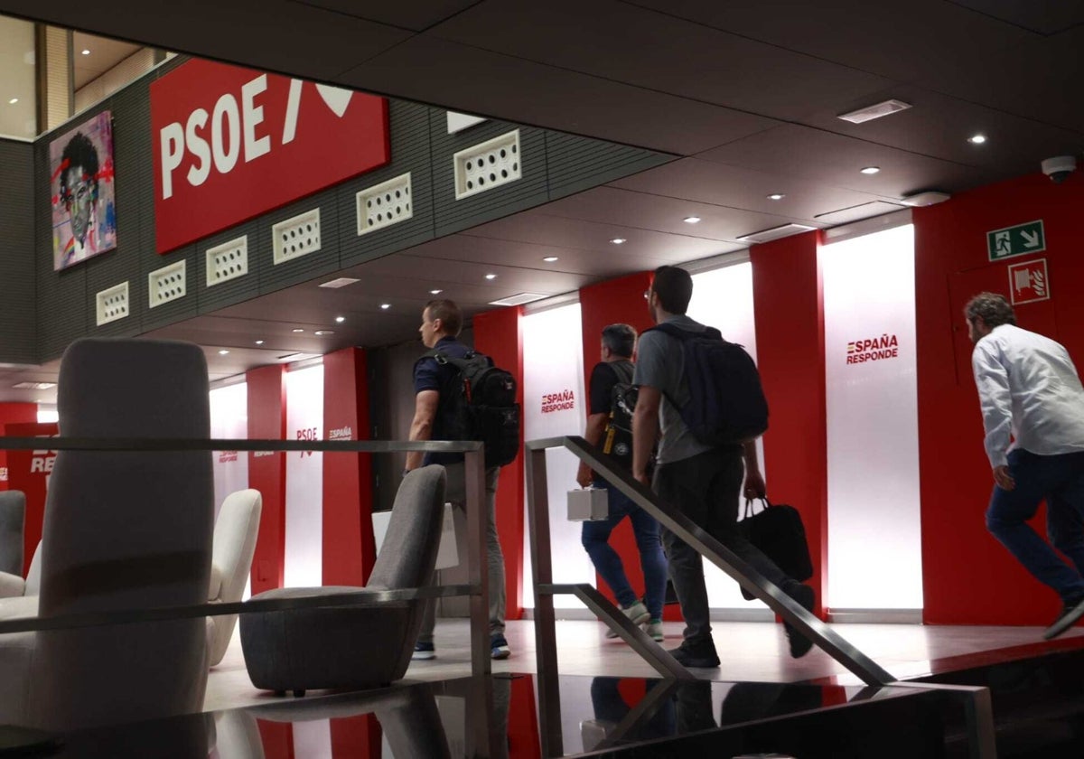 Los agentes de la UCO en la sede del PSOE