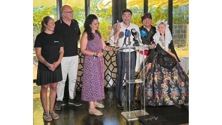 El alcalde de Alicante, Luis Barcala, flanqueado por la concejal de Fiestas, Cristina Cutanda y la Bellea del Foc Infantil, Valentina Tárraga, al comunicar el premio de mejor Hoguera Infantil