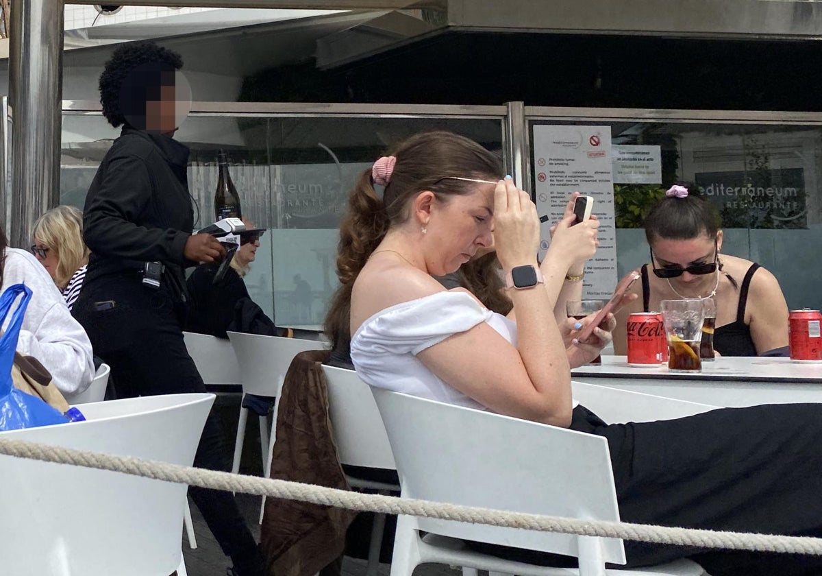 Una camarera sirve consumiciones en un bar, en imagen de archivo