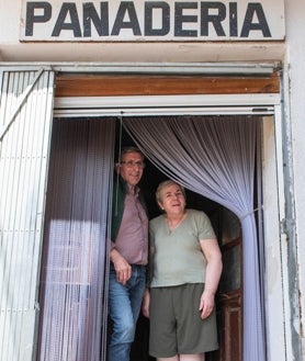 Imagen secundaria 2 - Lechago, arriba, es otra parada obligada en el recorrido por doce pueblos de la comarca del Jiloca que hace Jesús. Abajo, de vuelta a su local y junto a su esposa