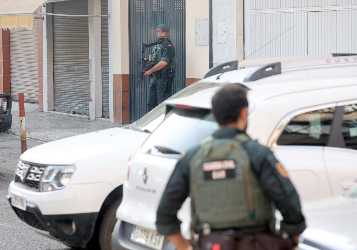 Dos agentes de la Guardia Civil durante los registros en la zona de Levante esta semana