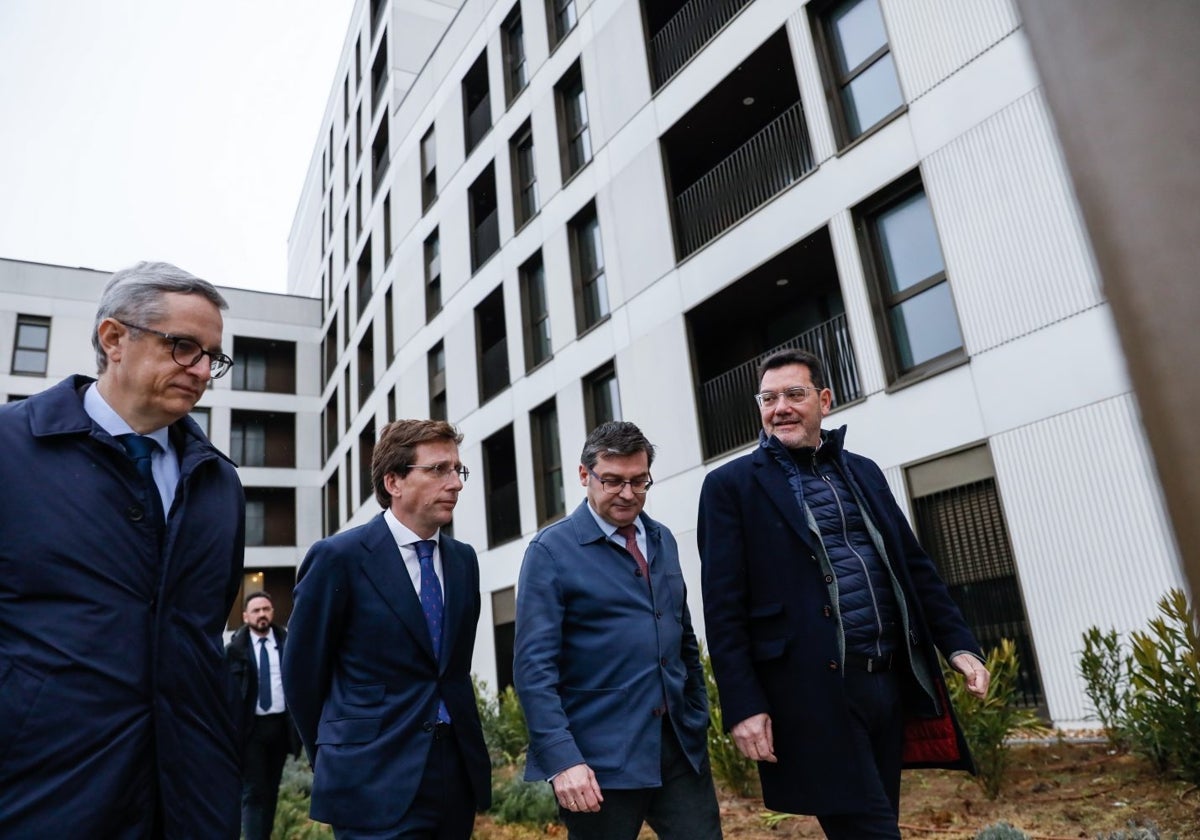 Diego Lozano (izquierda), junto al alcalde, Almeida, y el delegado de Vivienda