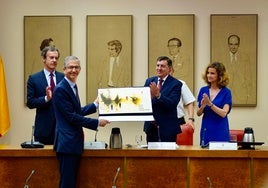 El Congreso reconoce a Hernández de Cos por su defensa de la independencia institucional