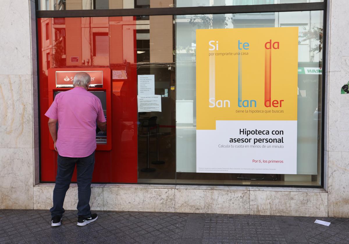 Anuncio en una oficina del Banco Santante de Córdoba de un tipo de hipoteca