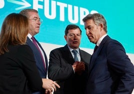 Mañueco concluye que los «escándalos» del Gobierno «perjudican» a las empresas