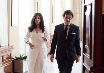 La portavoz y el secretario general del Grupo Parlamentario Vox en el Congreso, Pepa Millán y José María Figaredo, el martes, a su llegada a la reunión de la Junta de Portavoces