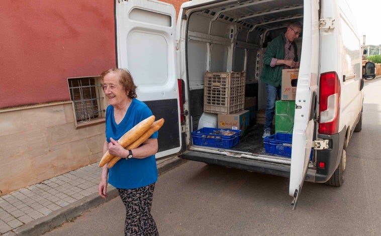 Imagen principal - Lechago, arriba, es otra parada obligada en el recorrido por doce pueblos de la comarca del Jiloca que hace Jesús. Abajo, de vuelta a su local y junto a su esposa