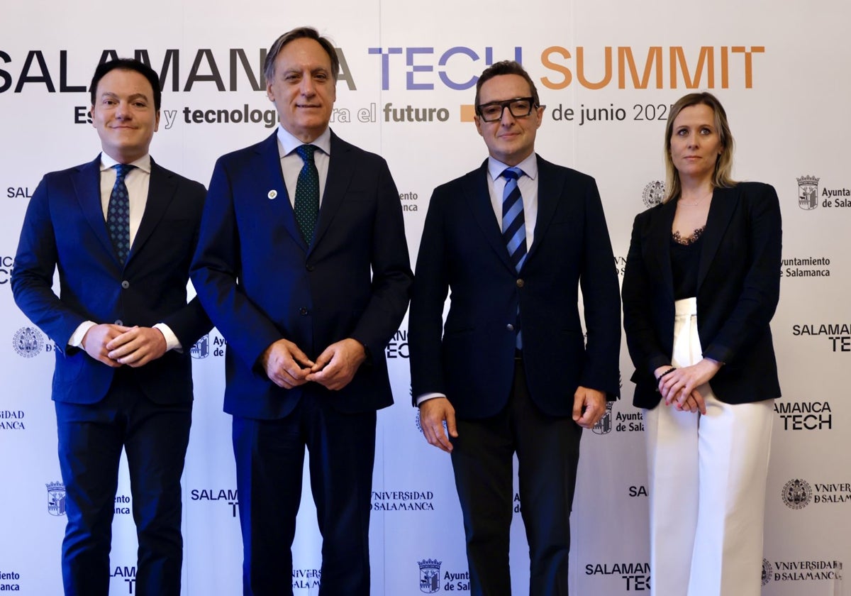 El alcalde de Salamanca, Carlos García Carbayo, y el rector de la Universidad de Salamanca, Juan Manuel Corchado, durante la presentación de la nueva edición de Salamanca Tech Summit.