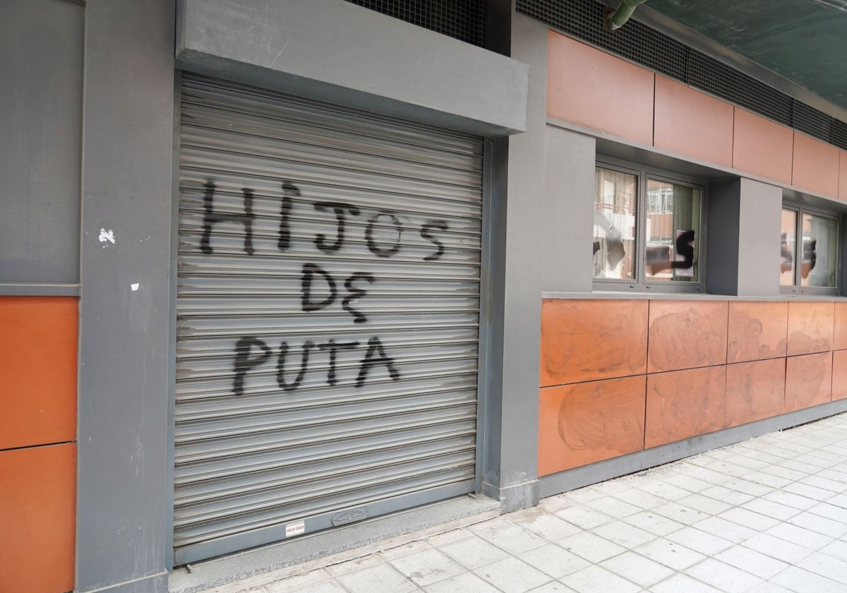 Pintadas en la sede del PSOE de León