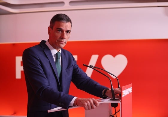 El presidente del Gobierno, Pedro Sánchez, comparece ante los medios en la sede del PSOE en Ferraz