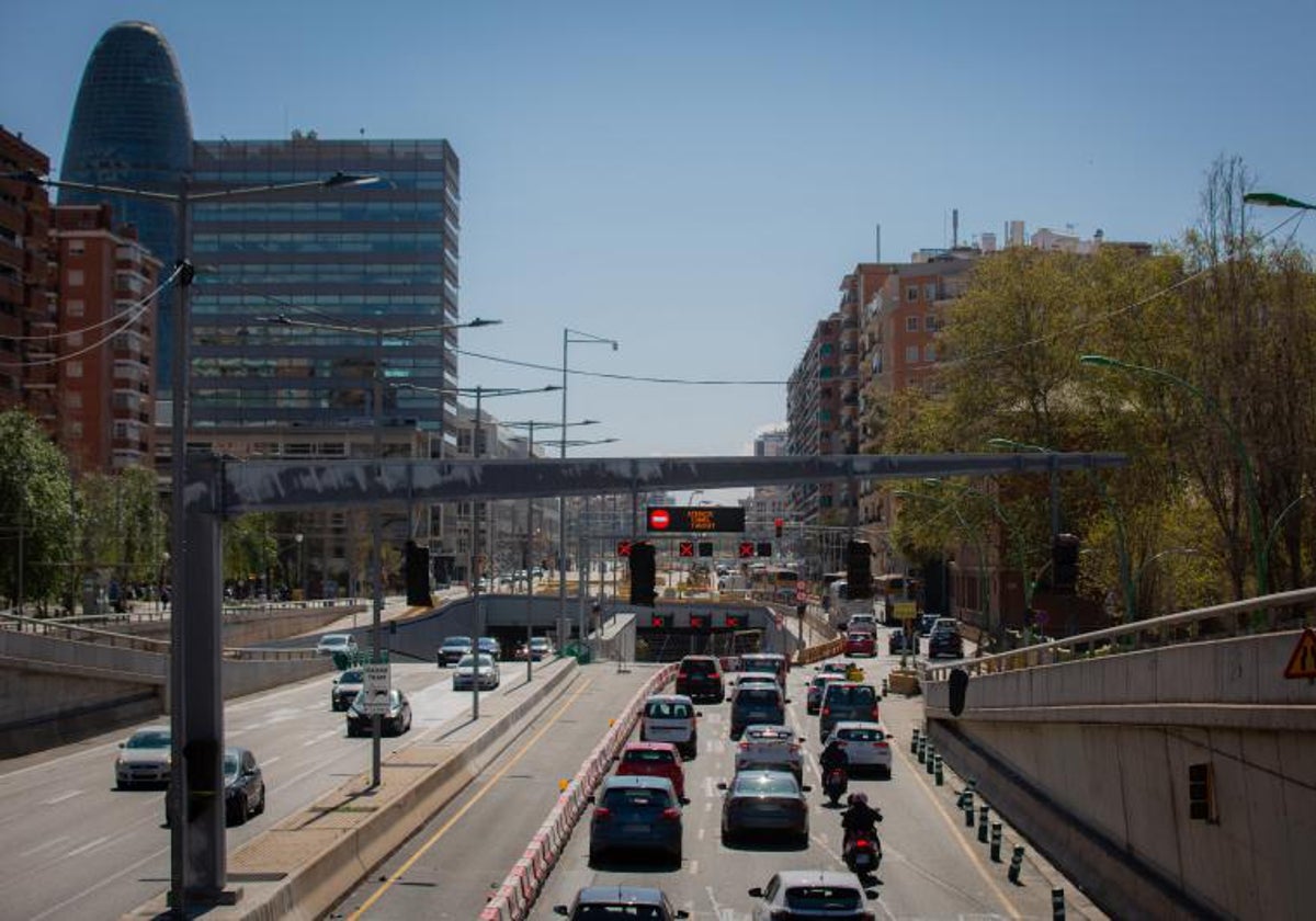 Coches circulando por Barcelona