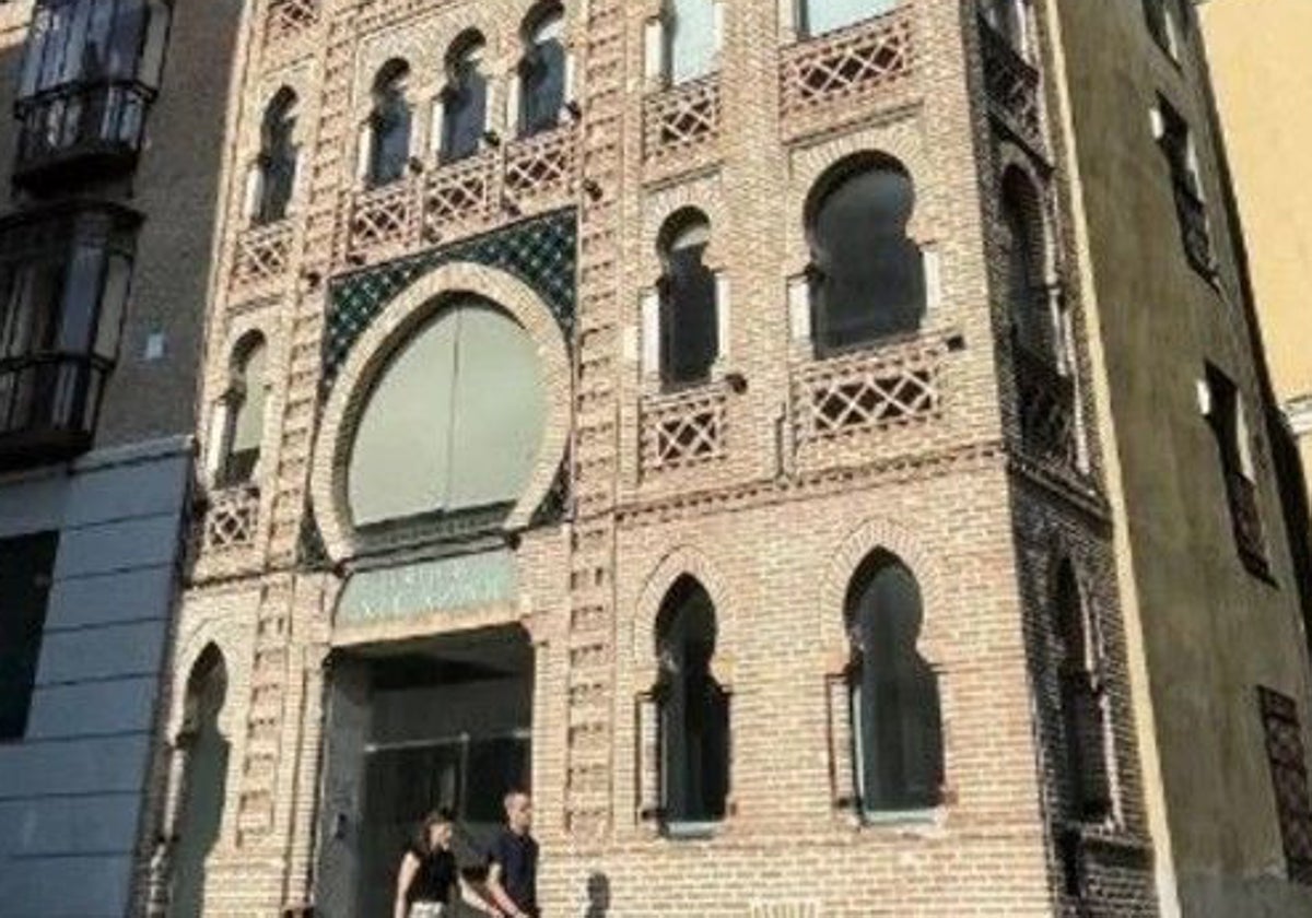 El edificio, con fachada de ladrillo neomudéjar, tiene nivel de protección P