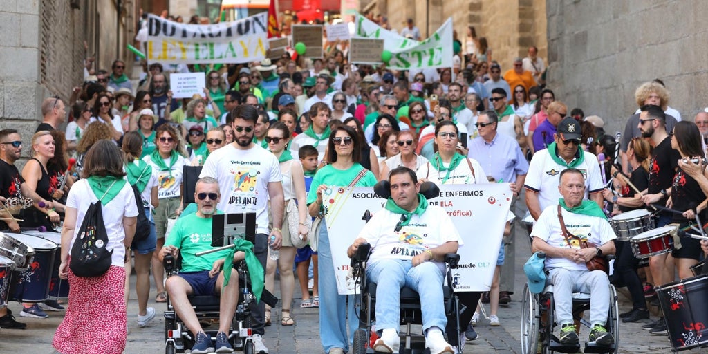 «¡Viva la vida!»: Toledo se vuelca con la lucha contra la ELA en una marcha por la «dignidad y la urgencia»