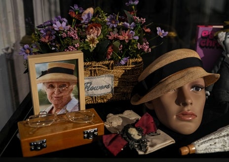 Imagen secundaria 1 - Sobre estas líneas atrezo que se puede ver en la exposición, entre ellos el utilizado en la serie 'Mis Marple', y libros sobre la autora y sus personajes