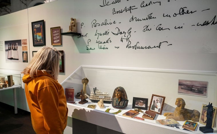 Imagen principal - Sobre estas líneas atrezo que se puede ver en la exposición, entre ellos el utilizado en la serie 'Mis Marple', y libros sobre la autora y sus personajes