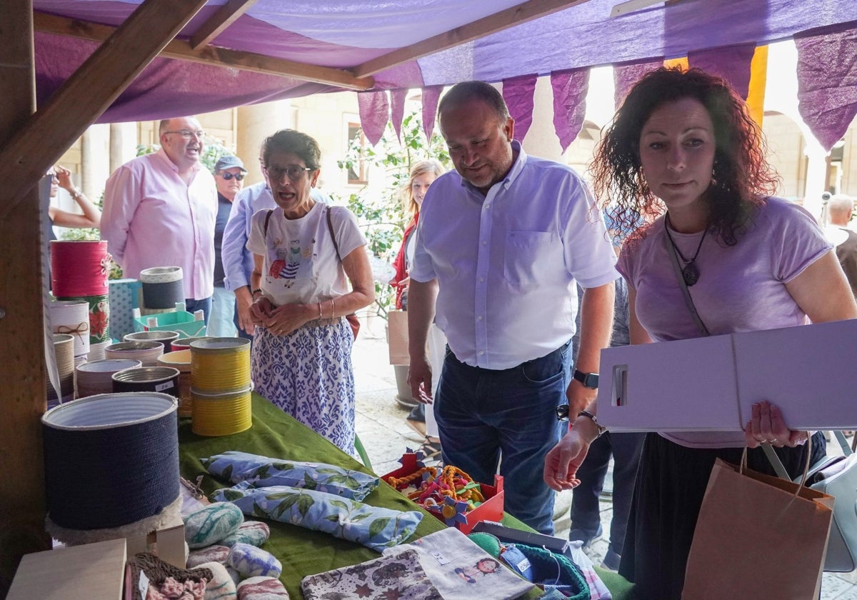 El presidente de la Diputación de León, Gerardo Álvarez Courel, inaugura la Feria Medieval de los centros asistenciales